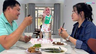 Smart monkey Kyo helps Dad and miss Ngan cook – So cute and funny!