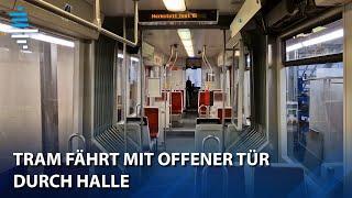 Tram fährt mit offener Tür durch Halle