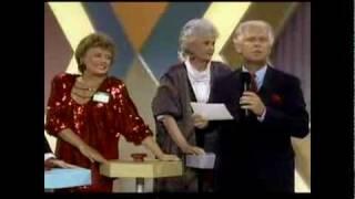 The Golden Girls compete on a gameshow