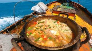 PREPARANDO E COMENDO UM DELICIOSO PIRÃO DE PEIXE FRESCO NO ALTO MAR  - PESCA DE COVOS (VIVEIRO)