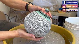 685. Glazing a Sodium Silicate Texture Covered Jar with Hsin-Chuen Lin 林新春 岩花瓷瓶上釉示範