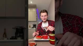 Купил самую дешевую икру  и дал попробовать своей девушке 