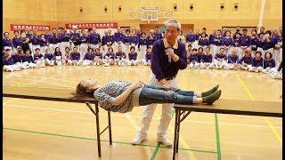 李承忠博士在日本催眠表演人體強直架橋