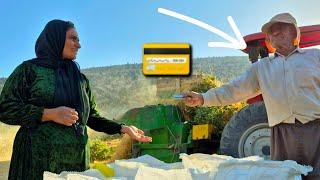 Дедушка дал бездомной маме свою удивительную банковскую карту