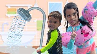 CHUVA CHOVE NO CHUVEIRO - música infantil Bolofofos por Sofia e Lulu - hora do banho