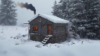 Survive Through the Night Against Powerful SNOW STORM and FREEZING COLD in a Wooden House!