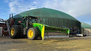 John Deere 8400R auf dem Silo Biogasanlage