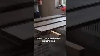 Деревянные подоконник и откосы из ели.