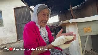 Doña Coyo haciendo tortillas de harina a mano a sus 90 años