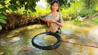 Orphaned girl uses old motorbike tires to make simple fish traps with surprising effectiveness