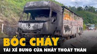 Hai xe tải cháy ngùn ngụt trong đêm, tài xế bung cửa nhảy thoát thân