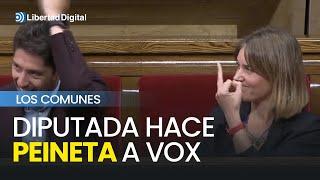 Una diputada de los "comunes" le hace una peineta a Vox en el parlamento catalán