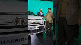 Nitin Gadkari Unveils TATA Harrier EV #shorts #nitingadkari #autoexpo2023 #tataharrierev