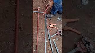 Haciendo rosca para instalación de tubería plastica