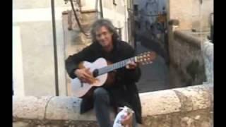 ARTISTAS CANTANDO EN LA CALLE GITANO MANOLO PLAZA MAYOR CUENCA  impresionanteMAESTRO