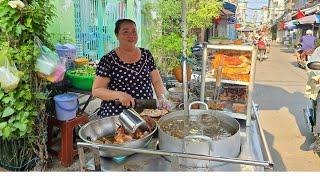Bà trùm Lệ Chép Sài Gòn vừa đẩy xe mì vịt tiềm ra, khách tiến tới mua mì phao câu kín bàn