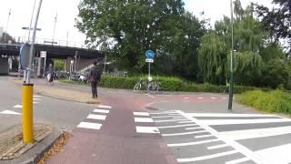 VOETGANGER LAAT ZICH BIJNA AANRIJDEN