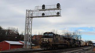 NS 4003 leads NS 18M & NS 811’s engineer giving a jingle bell horn show!