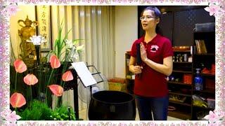 佛陀教育台北中心法器班學員示範唱讚前的科儀。大磬:陳爰安，大木魚:鄧紫邑(可供其他學員範例)