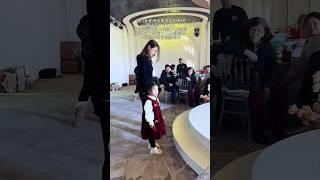  四川女老师供男友出国考研两人有一个女儿多年后得知男友携新女友结婚婚礼当天带着女儿来到现场一首歌后转身默默离开  #婚礼现场 #感人时刻