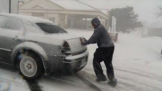 Raw: Cars Stuck In Snow in Minneapolis Area