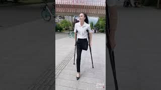 BEAUTIFUL ONE LEG WOMAN CHILLING |#oneleg #amputee #amputeewoman #disabled #crutches #love #gorgeous