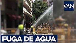 Espectacular fuga de agua en l’Eixample de Barcelona