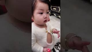 扣子都系不上了，还要吃 #萌娃搞笑日常 #骗你生女儿 #内容启发分享计划 #baby