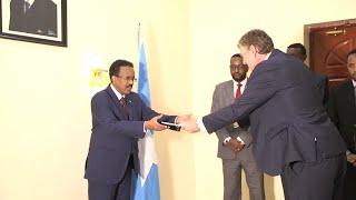 Madaxweyne Farmaajo oo waraaqaha aqoonsiga ka guddoomay Danjireyaasha Denmark, Ireland iyo Poland.