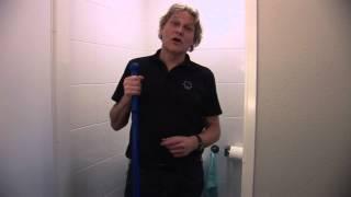 Toilet tegels schoonmaken met sanitair mop