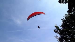 Gleitschirm Senkrechtstart bei starkem Wind an der Startrampe Donnersberg