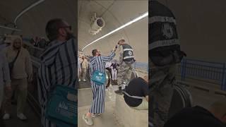 В Мекке полицейские освежают проходящих паломников, разбрызгивая на них воду.