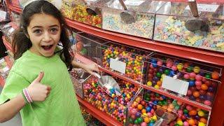 Heidi and Zidane play in the supermarket with sweets!