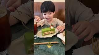 Lewen宝宝回家遇大暴雨躲屋檐下和爸爸妈妈们不吵不闹挤一起看雨很乖巧，好温馨；去蛋糕店打卡又很开心还偷吃超搞怪；米儿开启教Lewen宝宝唱歌 “大工程”，谁知老师本人也只会唱第一句；
