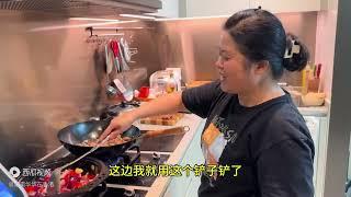 香港家庭一家四口的晚餐，华华自制啫啫鸡翅煲，老公女儿都很爱吃