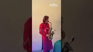 Ông xã nghệ sĩ Việt Hương hài hước thổi kèn theo bài hát bà xã đang biểu diễn trên sân khấu