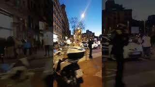 Guardia urbana de Barcelona cortando el tráfico en una calle de Barcelona