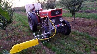 Pryskanie na chwasty w ogrodzie belką herbicydową. Massey Ferguson 135.