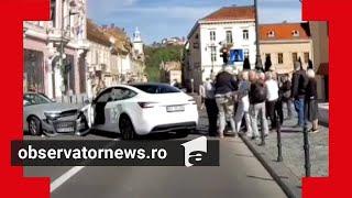 Momentul în care o Tesla evită milimetric un turist care cade din senin în faţa maşinii, în Braşov