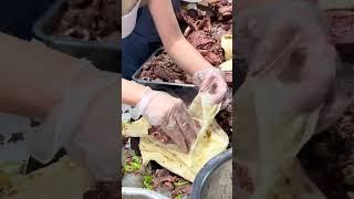 河北任丘西施“大饼卷驴肉”100一个，驴鞭，碗口，都有了，太香了！ #公鼐特曲 #美食推荐 #喝点小酒