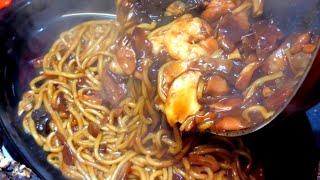 Korean street Black bean noodles "jajangmyeon" - Korean street food /길거리 해물쟁반짜장-요미야미