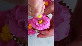 Easy flower cupcakes with Wilton Tip 104 + 233 #cakedecorating #cupcakes #flowers #shorts