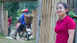 knowing Phan has no money. Dad and mom brought agricultural products to the market to sell