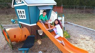 Heidi and Zidane learn the rules to play in the playground