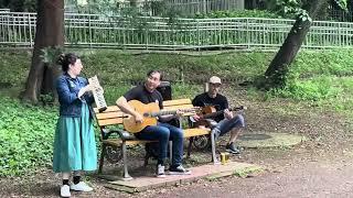 Indifférence (musette waltz) at Inokashira Park, Tokyo