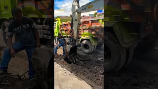 Excavator bongkar jalan, Mobil truk muat pasir dan tanah #trukoleng #excavator #construction