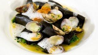 Cannelloni di pasta nera, con guazzetto di vongole e schiuma di pecorino