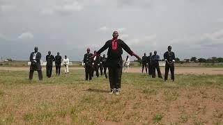 Sifu Emanuel akionyesha  utimamu wa mwili katika staily ya kung-fu hung Guard mbele ya wanafunzi