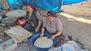 DEMİRCİ'nin YİĞİTLER KÖYÜNDE KADINLAR KIŞLIK YUFKA YAPIYOR