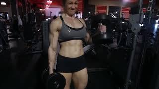 Female Bodybuilder Lauren Quinn BICEP CURLS!